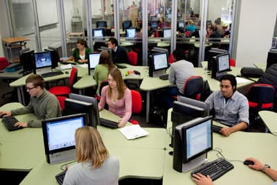 Studenten arbeiten an Computern