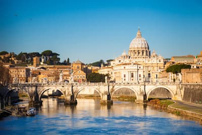 Blick auf den Petersdom in Rom (Italien)