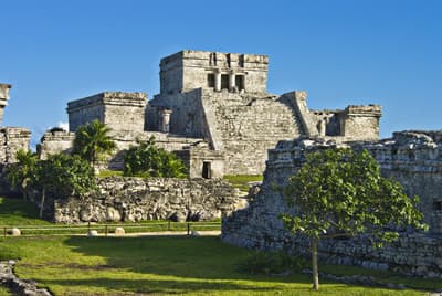Ruinen in der alten Maya-Stadt Tulum (Mexiko)