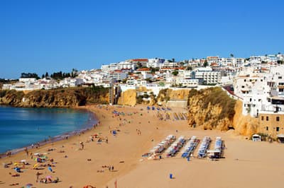 Der Strand von Faro in Portugal