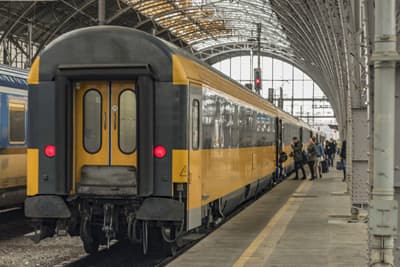Zug am Prager Hauptbahnhof