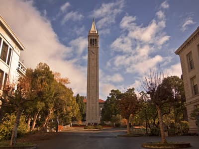 Sather Tower auf dem Campus der University of California Berkeley (USA)