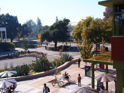 Straßencafé auf dem Campus der University of California Davis (USA)