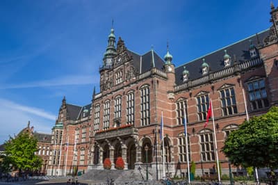 Hohes Rechteckiges Gebäude mit Glasfassade und Treppe