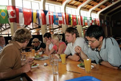 Studenten essen an einem langen Tisch