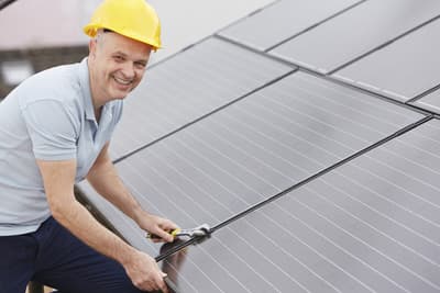 Ingenieur bei der Installation von Solarmodulen