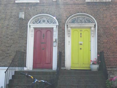 Zwei verschiedenfarbige Türen mit Treppenaufgang