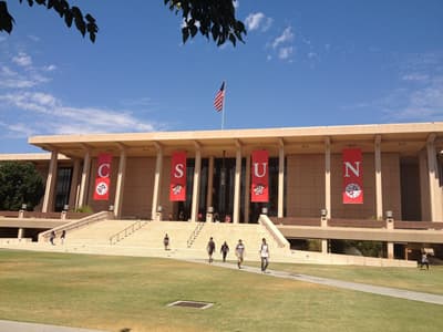 Ein Gebäude mit einer Säulenfront und vier Bannern auf denen jeweils ein Buchstabe von CSUN steht