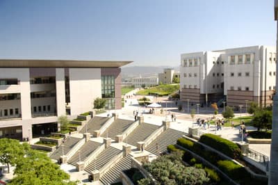 Ein Universitäts-Campus mit großen Treppen