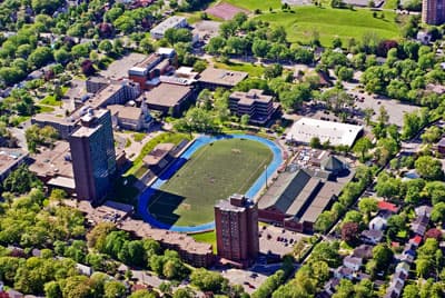 Luftaufnahme des Campus der SMU mit Hochhäusern und Stadion
