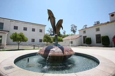 Ein Springbrunnen mit Delfinfiguren