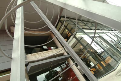 Der Eingang zu einem Lerning Centre mit einer spiralförmigen Verzierung.