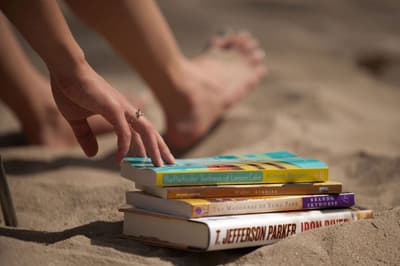 Bücher im Sand