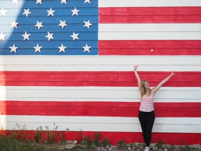Studentin vor USA Flagge