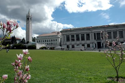 Die Doe Library und der Sather Tower der UC Berkeley