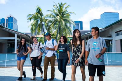 Studenten auf einem typisch hawaiianischen Campus