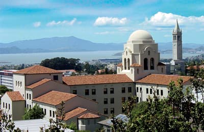 Blick über einige der Wahrzeichen des Campus bis hinunter in die San Francisco Bay