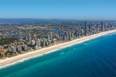 Blick übers Meer auf die Stadt Gold Coast
