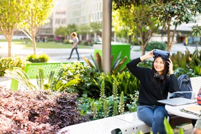 Studentin mit VR Brille auf dem Campus der UTS
