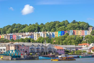 Bunte Häuser über der Uferpromenade in Bristol