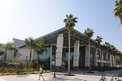 Campusgebäude der California State University Fullerton