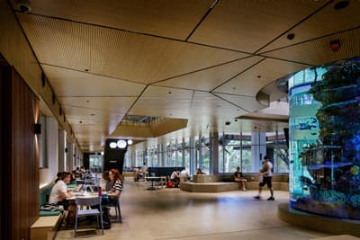 Der moderne Campus der JCU Australia von innen