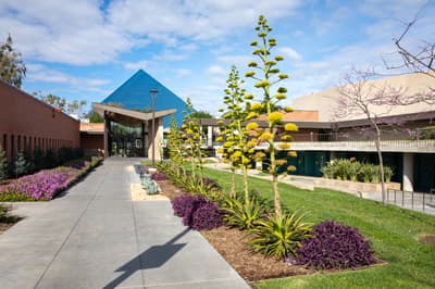 Campus der CSULB mit der blauen Pyramide, dem Wahrzeichen der CSULB im Hintergrund.