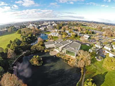 Vogelperspektive auf den grünen Campus der University of Waikato