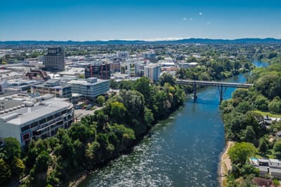 Blick über die Stadt Hamilton und den Waikato River