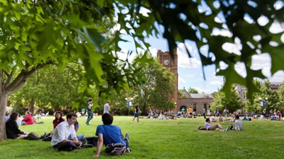 Studierende auf eine Wiese am Campus der University of Melbourne